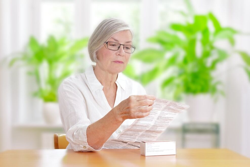 Žena studuje pokyny pro používání kapsle zxcvbnmqwert